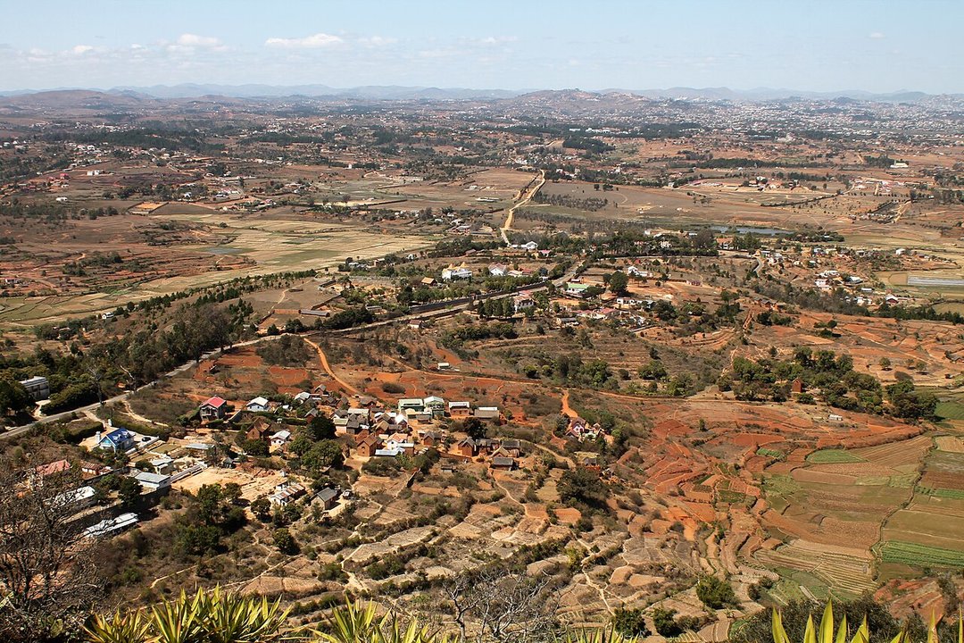 Dynastic History | Ambohimanga — The Year the Tombs Were Emptied, and the Pilgrims Who Kept Coming