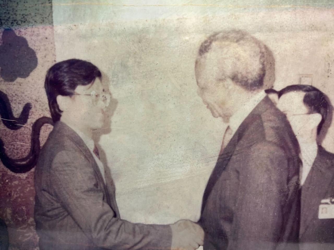 Yu-kai Chou's Father Meets Nelson Mandela 