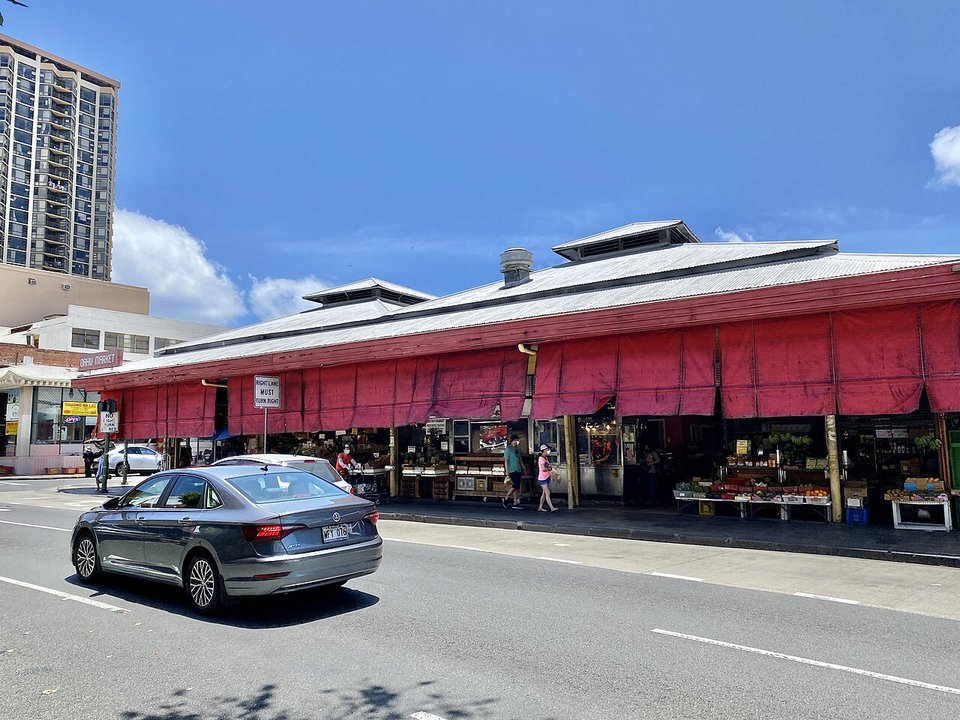 Aloha|Oʻahu Market — Kekaulike Street at Six in the Morning