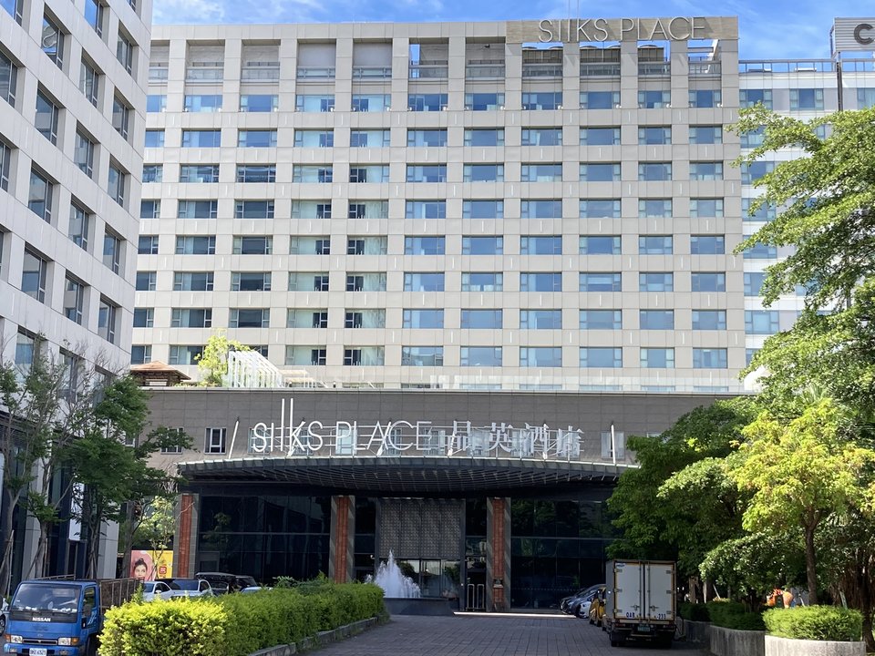 The Making of an Ordinary Woman | Silks Place Tainan — She Passed the Exam and Blew the Meeting