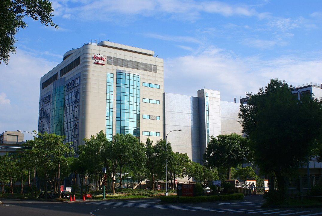 Semiconductor History | 台積電二、五廠, 新竹科學園區 — Headlights on the Ring Road at Two in the Morning