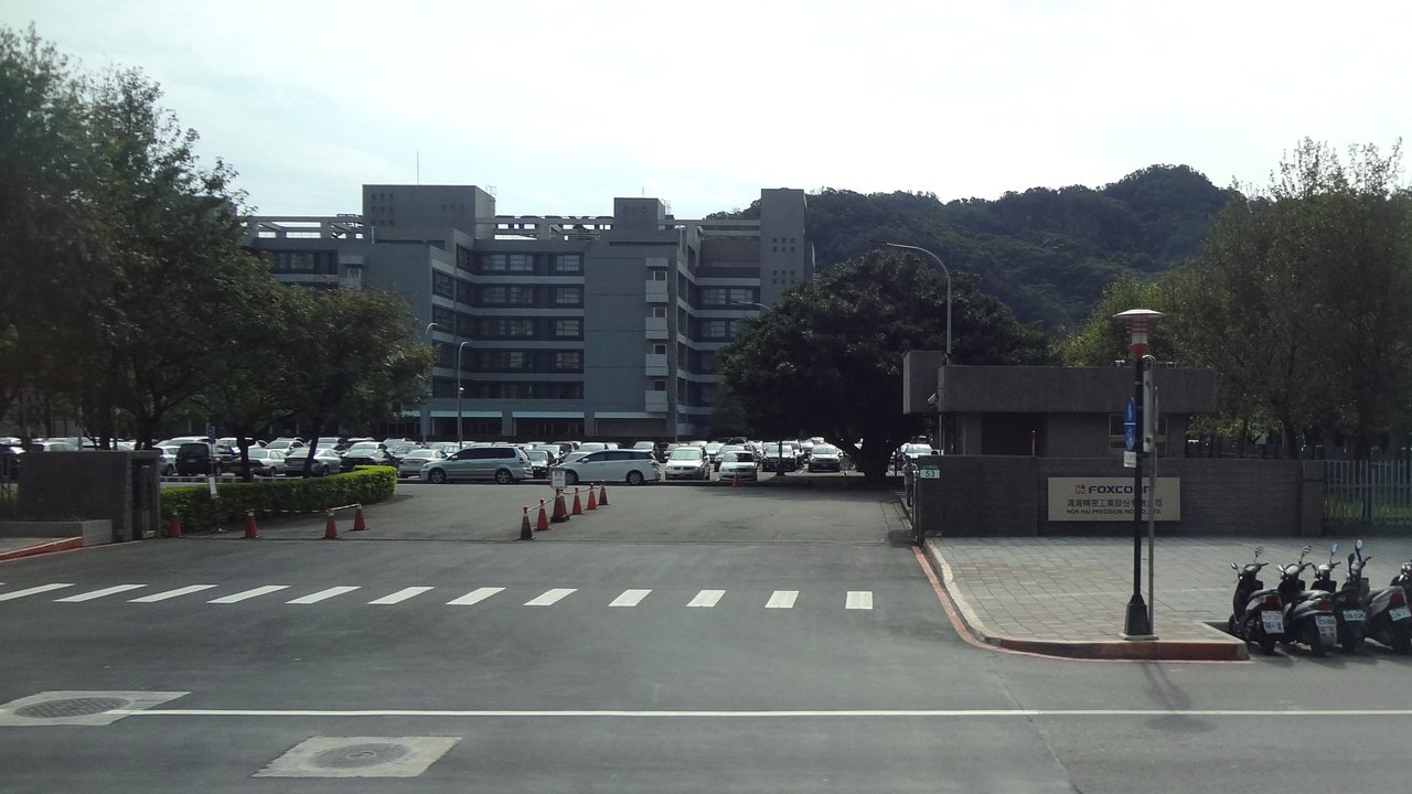 Contract Manufacturing | 土城, 1974 — A Television Knob, and the Choice to Buy Moulds Instead of Land