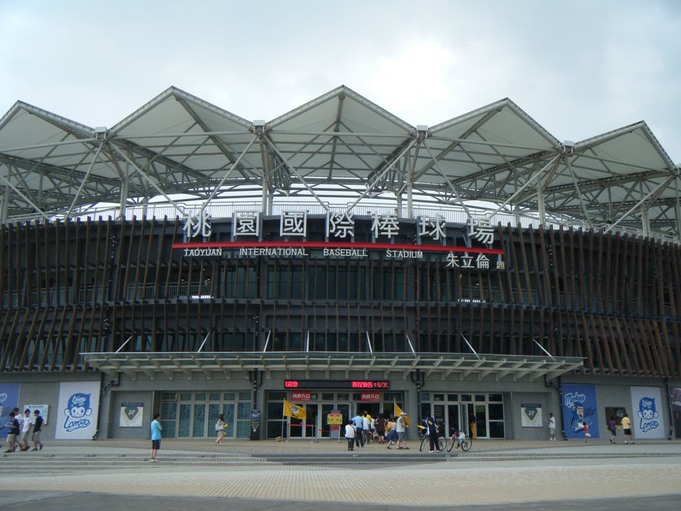 CPBL | Five Hundred Cardboard Fans and a Robot Drum Line (Rakuten Taoyuan Baseball Stadium)