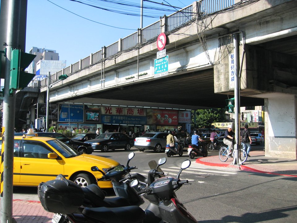 Technology History | 光華數位新天地 — The Market That Outlived Its Bridge — photo 2