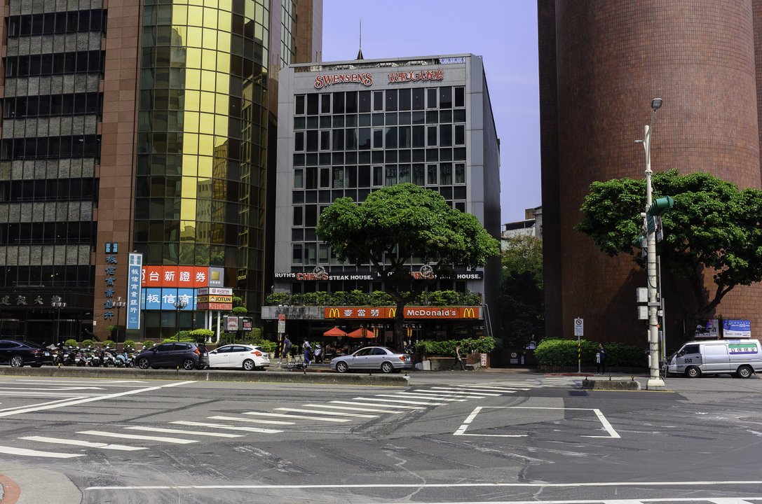 QSR History | 民生東路三段135號 — Store 0001 and the Week That Broke the Record
