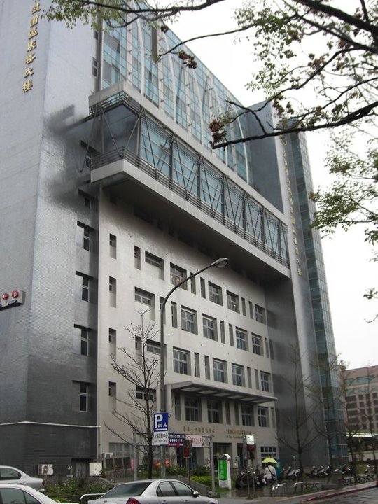 Contract Manufacturing | 洲子街12號, 內湖, 26 December 2001 — Zoned for Car Repair, Filled With Head Offices