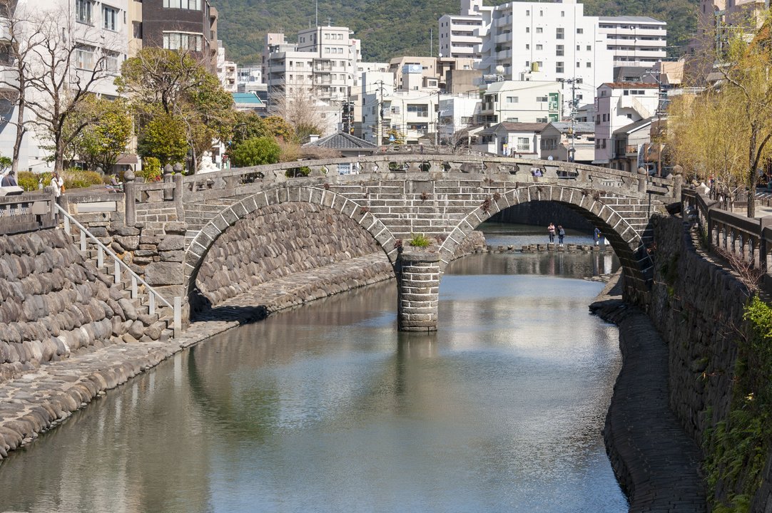 色づく世界の明日から Iroduku: The World in Colors | 眼鏡橋 Meganebashi Bridge — 水面に戻る二つの世界