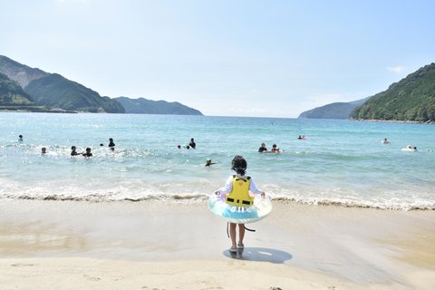 光が死んだ夏 | 三木里ビーチ — ヒカルが先に駆け出す白…