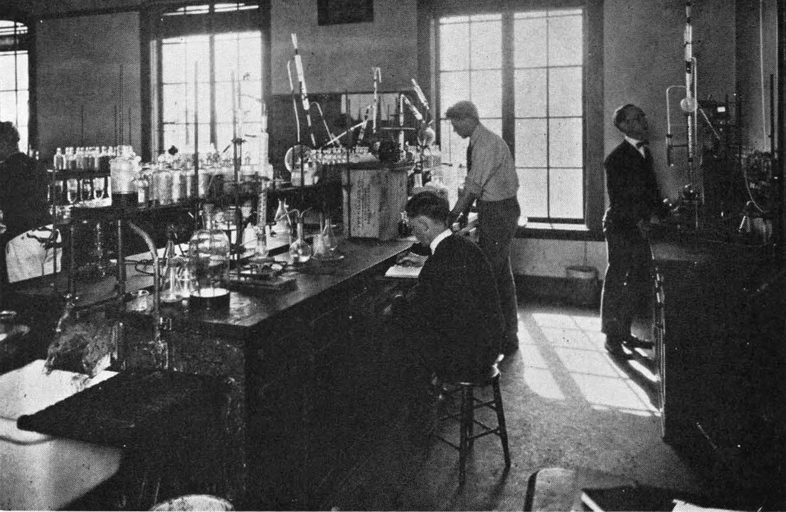 Biography|Gordon Moore — The Gates Chemistry Rooms Where He Finished a Thesis on Infrared Light