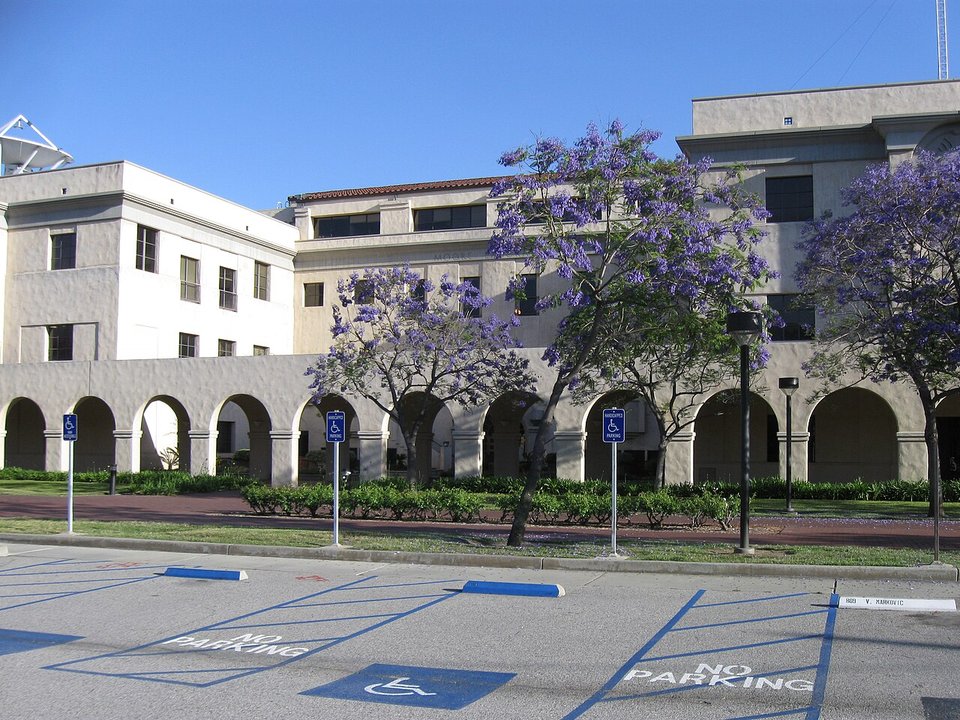 Biography|Gordon Moore — The Engineering Laboratory Dedicated on This Quad in His Name