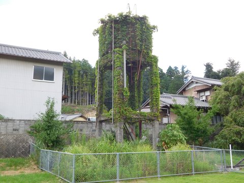 光が死んだ夏 | 伊勢奥津駅給水塔 — 蔦に覆われた終着駅…