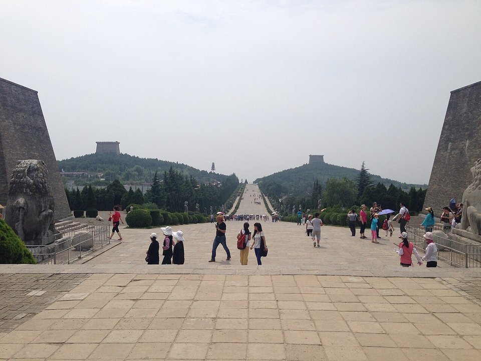 Dynastic History | Qianling, Mount Liang — The Blank Stele and the Closed Hill