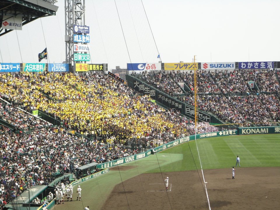 NPB History | 甲子園 アルプススタンド Koshien Alps Stand — 白いシャツを万年雪に見立てた