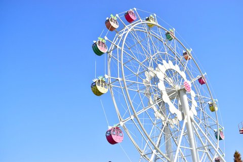 すずめの戸締まり | 神戸おとぎの国 — 観覧車の影で町の…