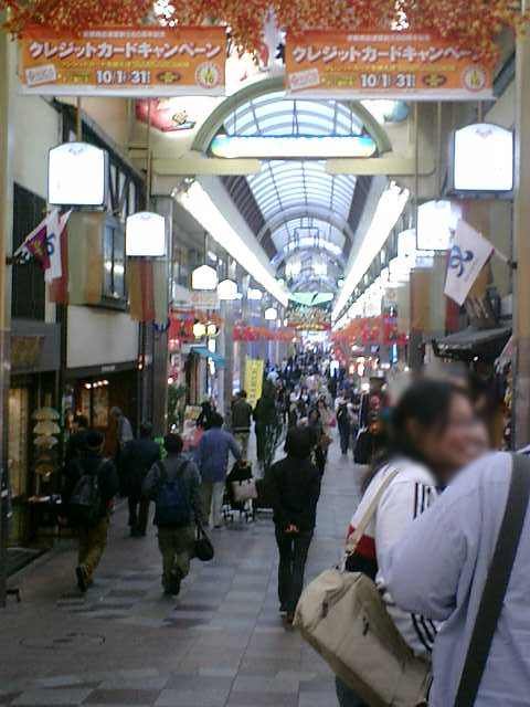 3月のライオン | 新京極商店街 — 人波のなかでひなたを探す