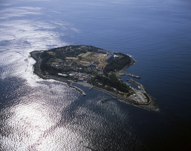 クレヨンしんちゃん 嵐を呼ぶ 栄光のヤキニクロード | 初島 — The Island Sitting Beyond the Panic