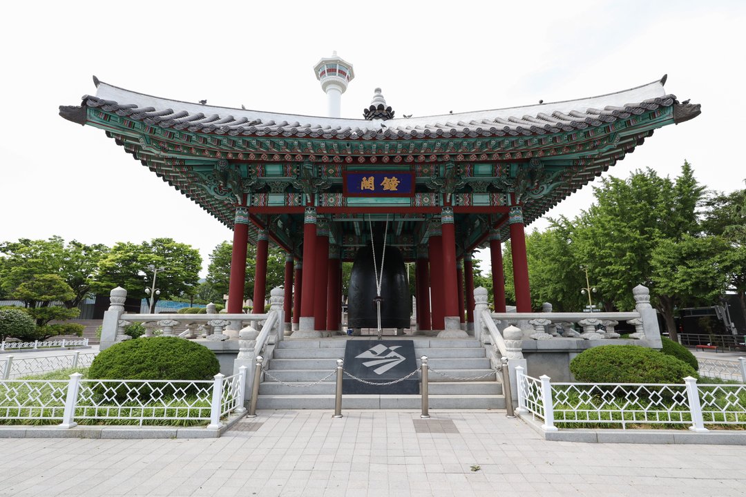 Reply 1997|Yongdusan Park — The Hill That Holds the Old Port