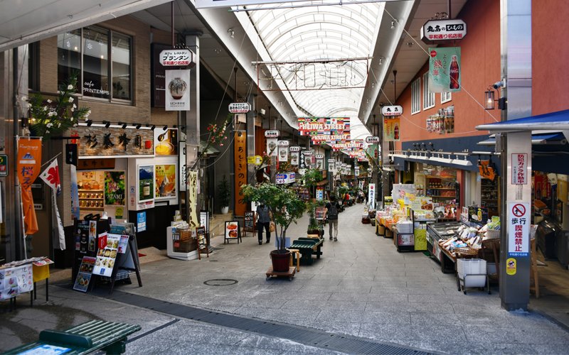 クレヨンしんちゃん 嵐を呼ぶ 栄光のヤキニクロード | 平和通り名店街アーケード — The Search Under the Canopy