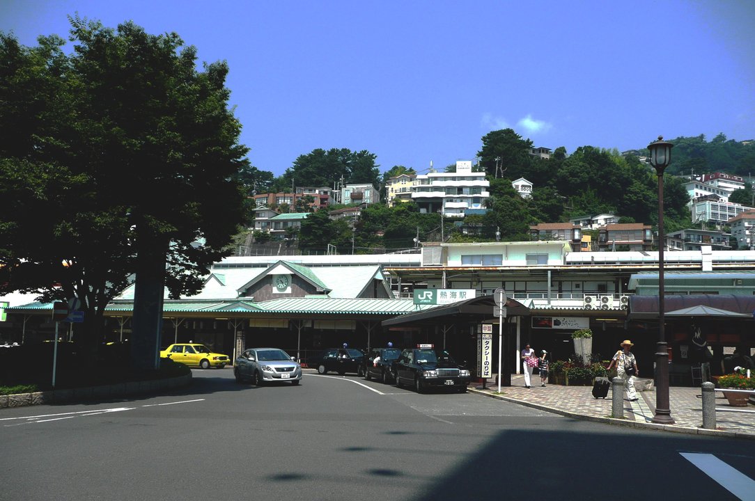 クレヨンしんちゃん 嵐を呼ぶ 栄光のヤキニクロード | 熱海駅 — The Platform Back to Yakiniku
