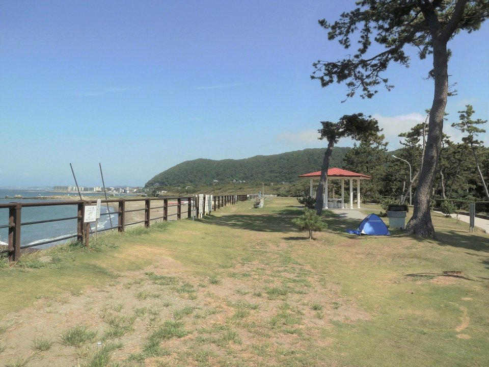 イジらないで、長瀞さん Don't Toy with Me, Miss Nagatoro | 葉山公園 Hayama Park — 芝生に残る半歩の距離