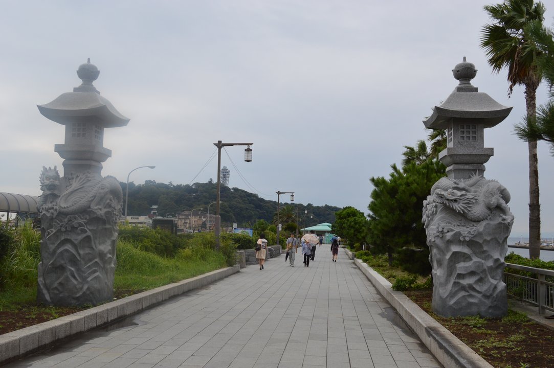 青春ブタ野郎はバニーガール先輩の夢を見ない | 江の島弁天橋 — 朋絵の過去が海風にほどける