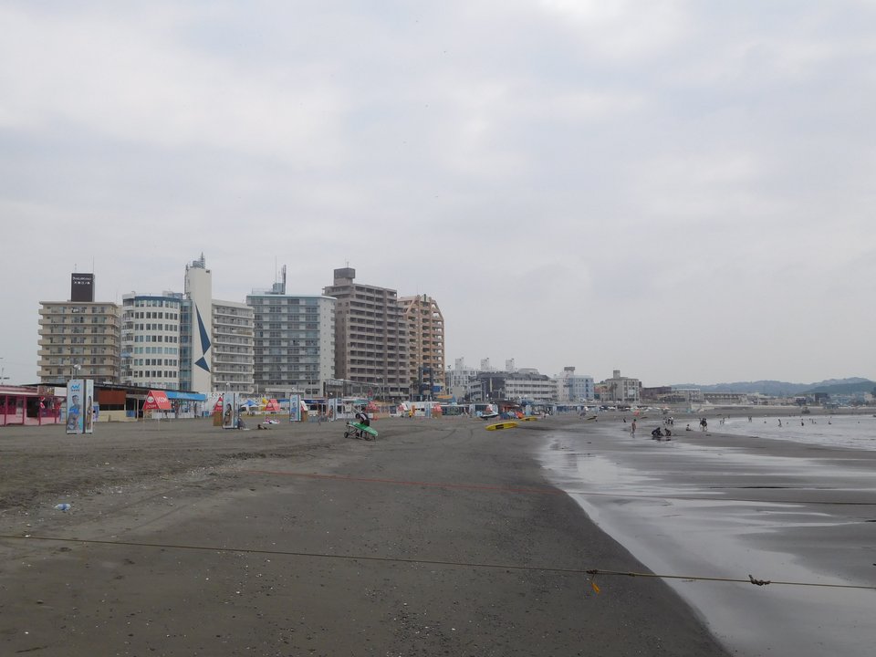 その着せ替え人形は恋をする | 片瀬東浜海水浴場 — 制服のまま、夏へ踏み込む