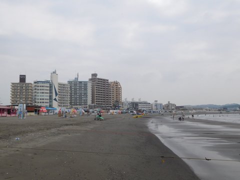 その着せ替え人形は恋をする | 片瀬東浜海水浴場 — 制服…