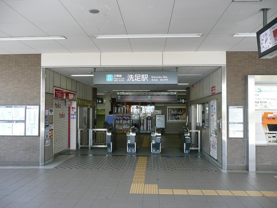 僕の心のヤバイやつ The Dangers in My Heart | 洗足駅 Senzoku Station — 改札を出た先の小さな距離