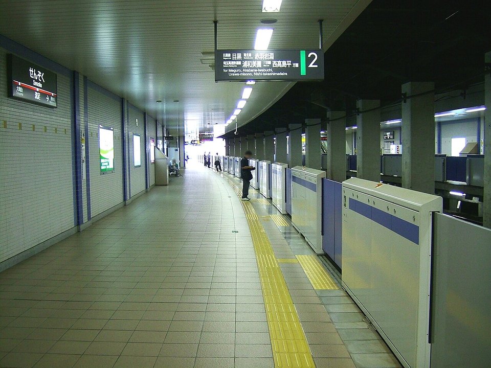 僕の心のヤバイやつ The Dangers in My Heart | 洗足駅 Senzoku Station — 改札を出た先の小さな距離 — photo 3