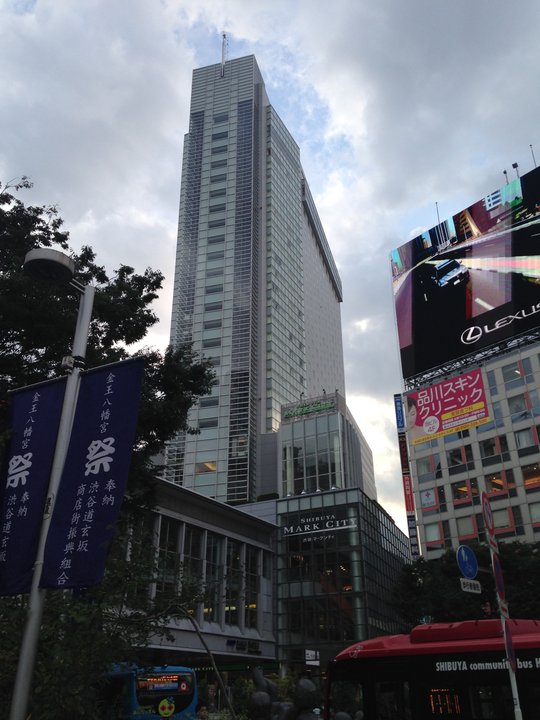 呪術廻戦 | 渋谷マークシティ — Waiting at the Edge of the Curtain
