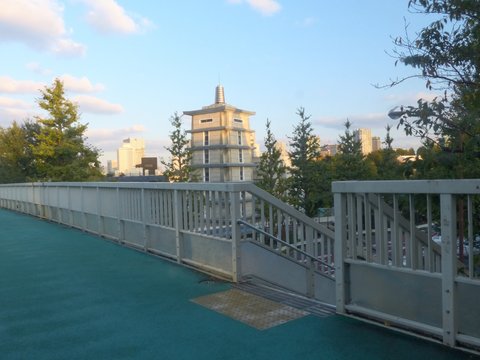 君の名は。 | 信濃町駅前歩道橋 — 東京を横切るすれ違い