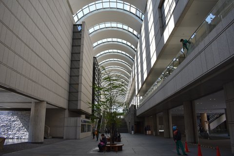 彼女、お借りします | 東京オペラシティ サンクンガーデン…