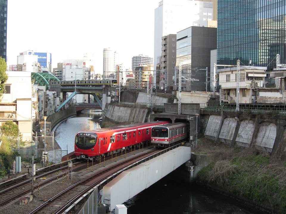 すずめの戸締まり | 聖橋 — 三本の列車の上に災いが立つ