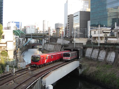 すずめの戸締まり | 聖橋 — 三本の列車の上に災いが立つ