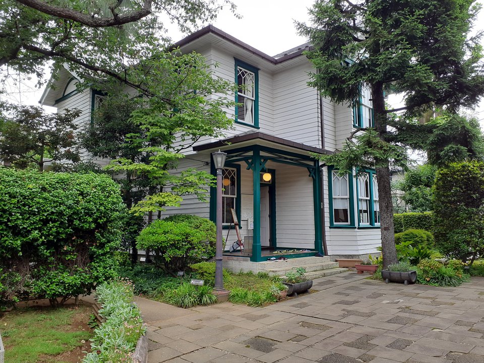 上伊那ぼたん、酔へる姿は百合の花 | 雑司が谷旧宣教師館 — The House That Becomes a Dorm