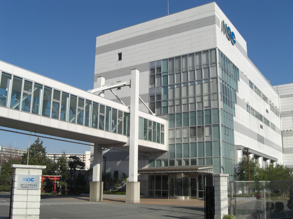 Semiconductor History | MGC Katsushika — Resin Replaces Ceramic Under the Chip