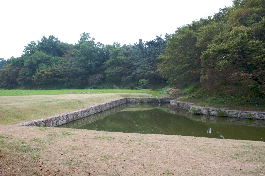 Dynastic History|Wolseong, Gyeongju — What the Court Threw in the Moat
