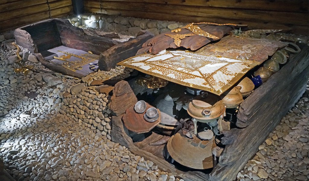 Dynastic History|Cheonmachong, Daereungwon — The Tomb Opened for Practice