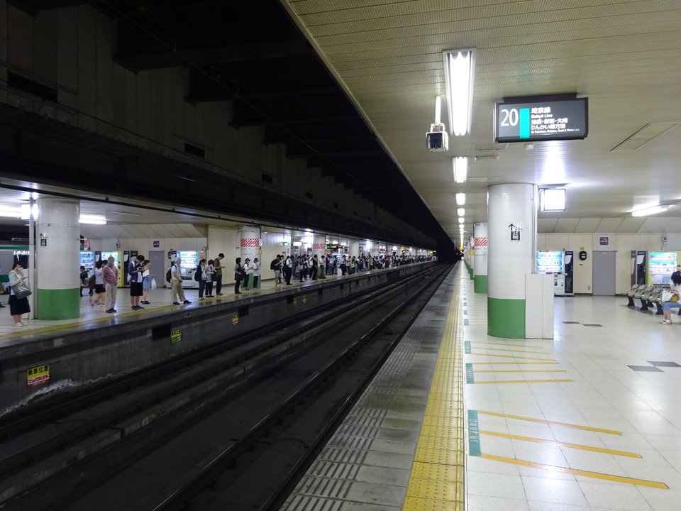その着せ替え人形は恋をする Season 2 | 大宮駅・埼京線地下ホーム — 大勢の一日が、ふたりに戻る