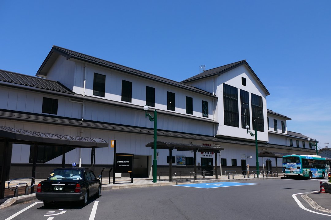 その着せ替え人形は恋をする | 岩槻駅 — 手を振るまでが、最初の一歩