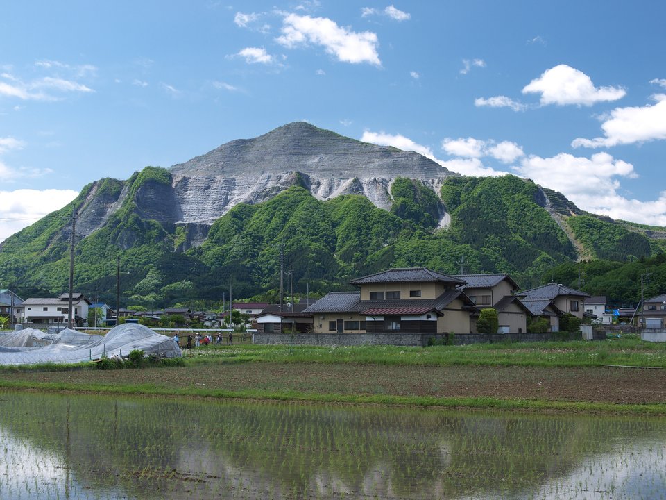 上伊那ぼたん、酔へる姿は百合の花 | 武甲山 — The Mountain That Watches Chichibu