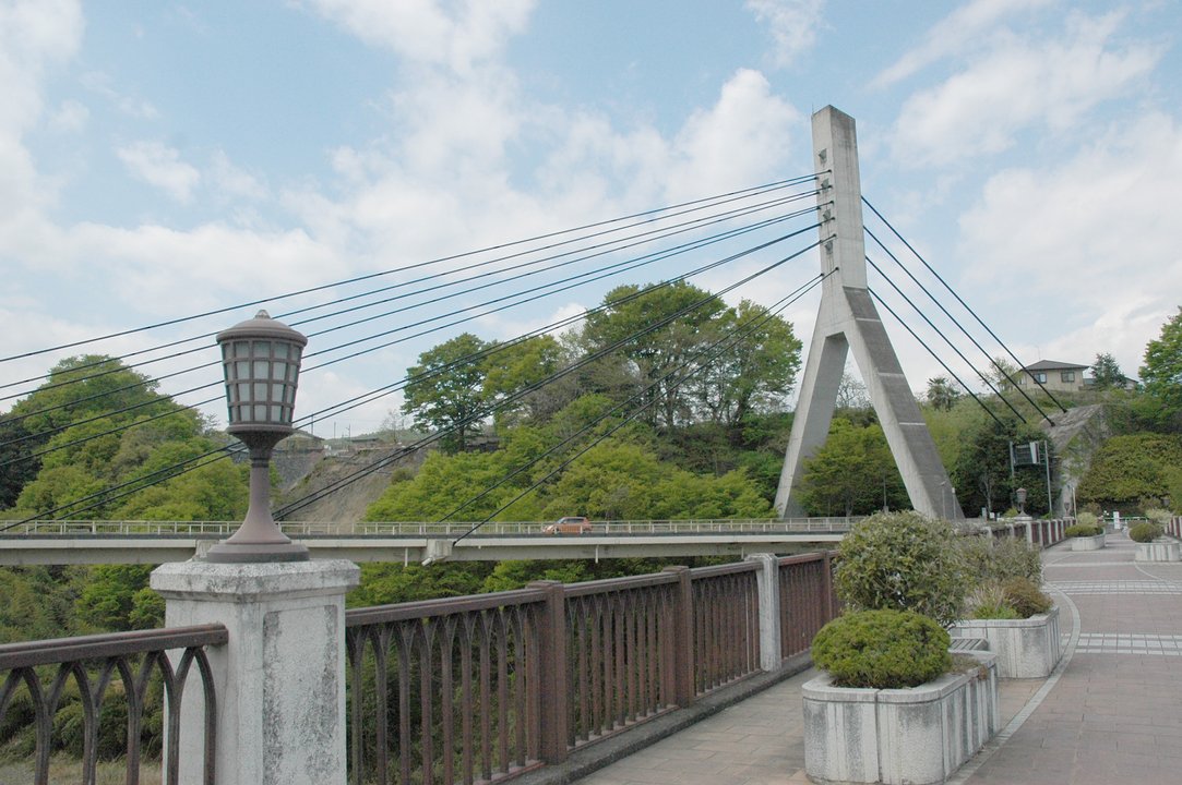 上伊那ぼたん、酔へる姿は百合の花 | 旧秩父橋 — A Familiar Bridge Reframed