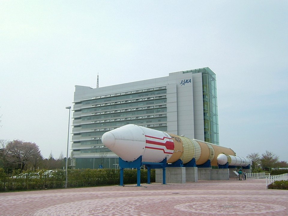 J-Drama Pilgrimage | 下町ロケット Shitamachi Rocket (2015) — JAXA筑波宇宙センター / Kohei Leaves JAXS in the Rain