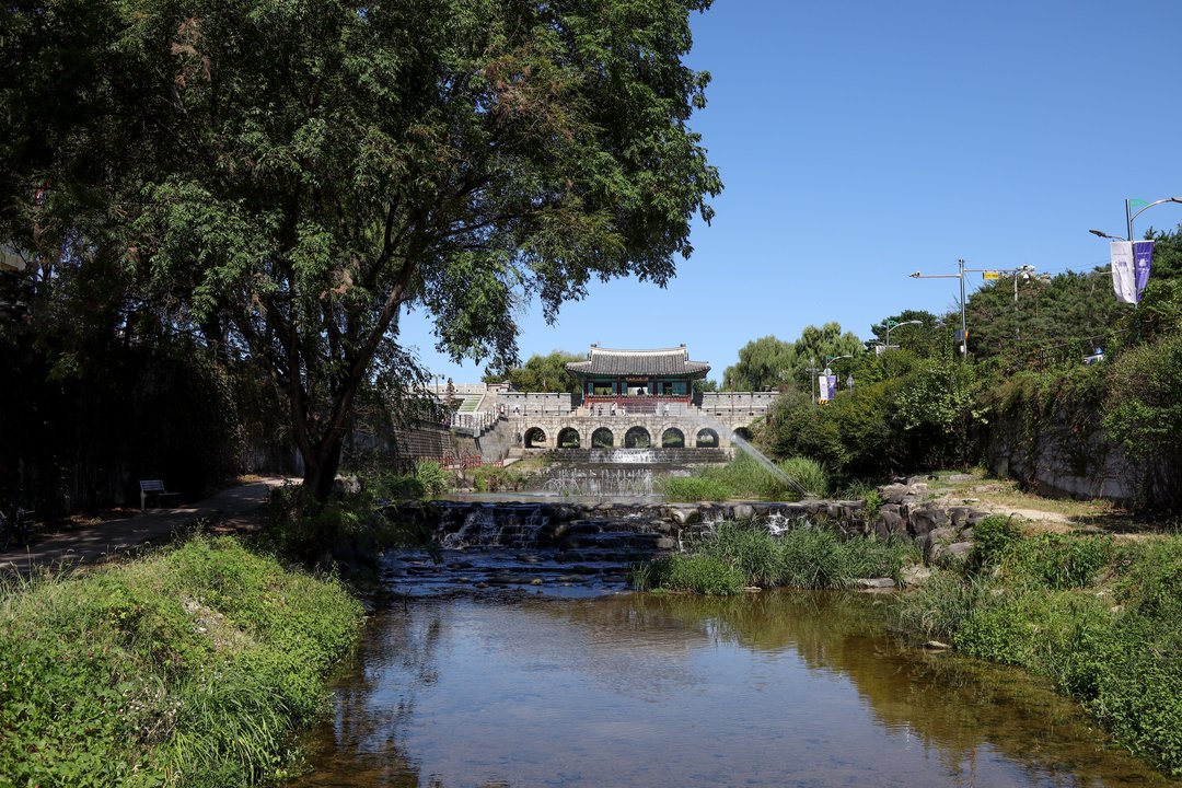 Our Beloved Summer|Hwahongmun — The Picnic Under Seven Arches