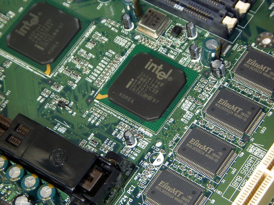 Semiconductor History | Intel Headquarters, 12 February 1998 — The i740 Loses the Graphics Card and Wins the Platform
