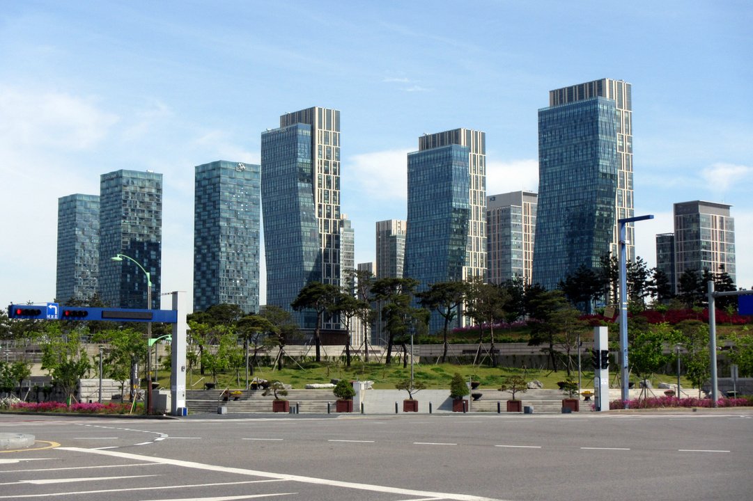 Reborn Rich | Gyeongwonjae, Songdo — A Hanok Courtyard Ringed by Towers