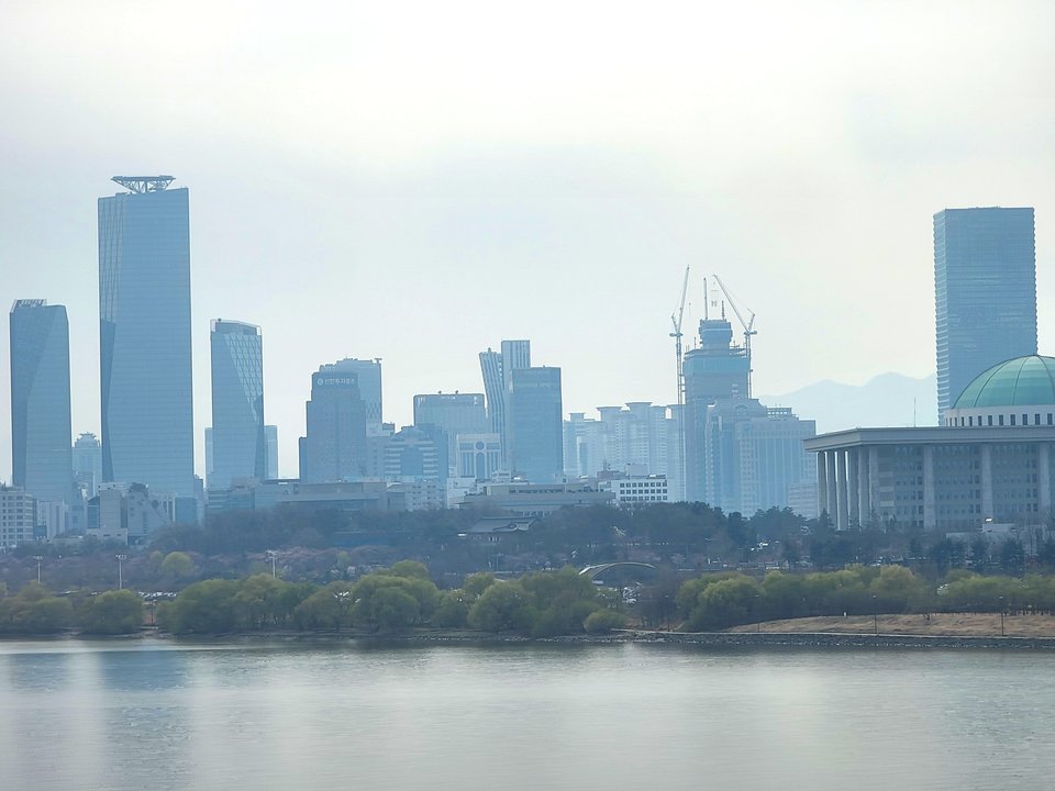 City Hunter|Yeouido Hangang Park Mulbit Plaza — Coffee on the Shallow Water
