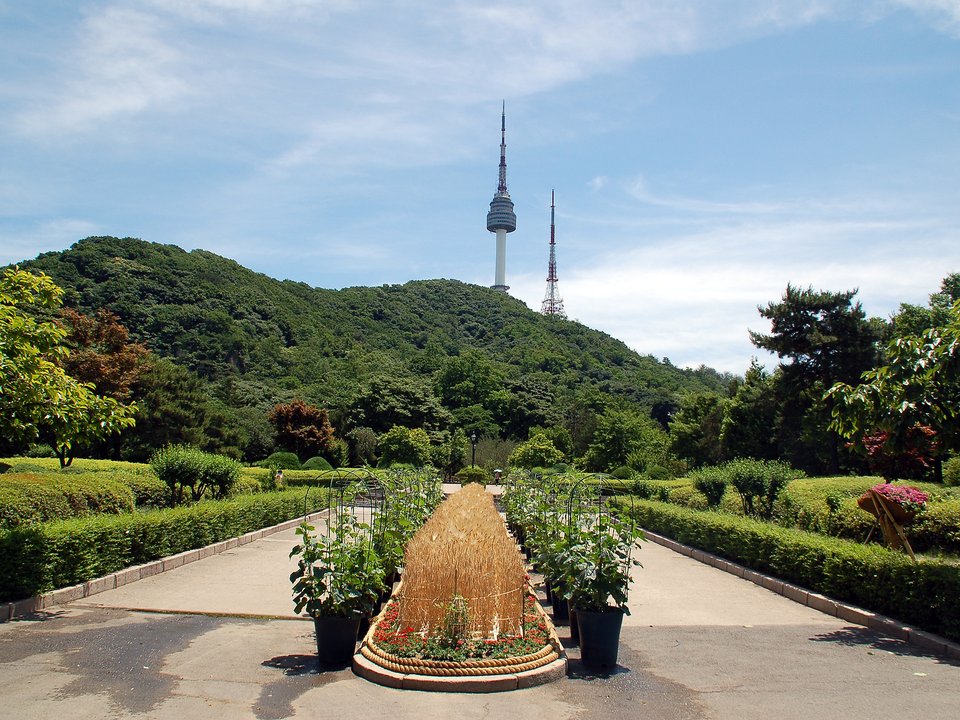 Sweet Home|Hoehyeon Citizen Apartment — The Namsan Horseshoe That Held the Corridors