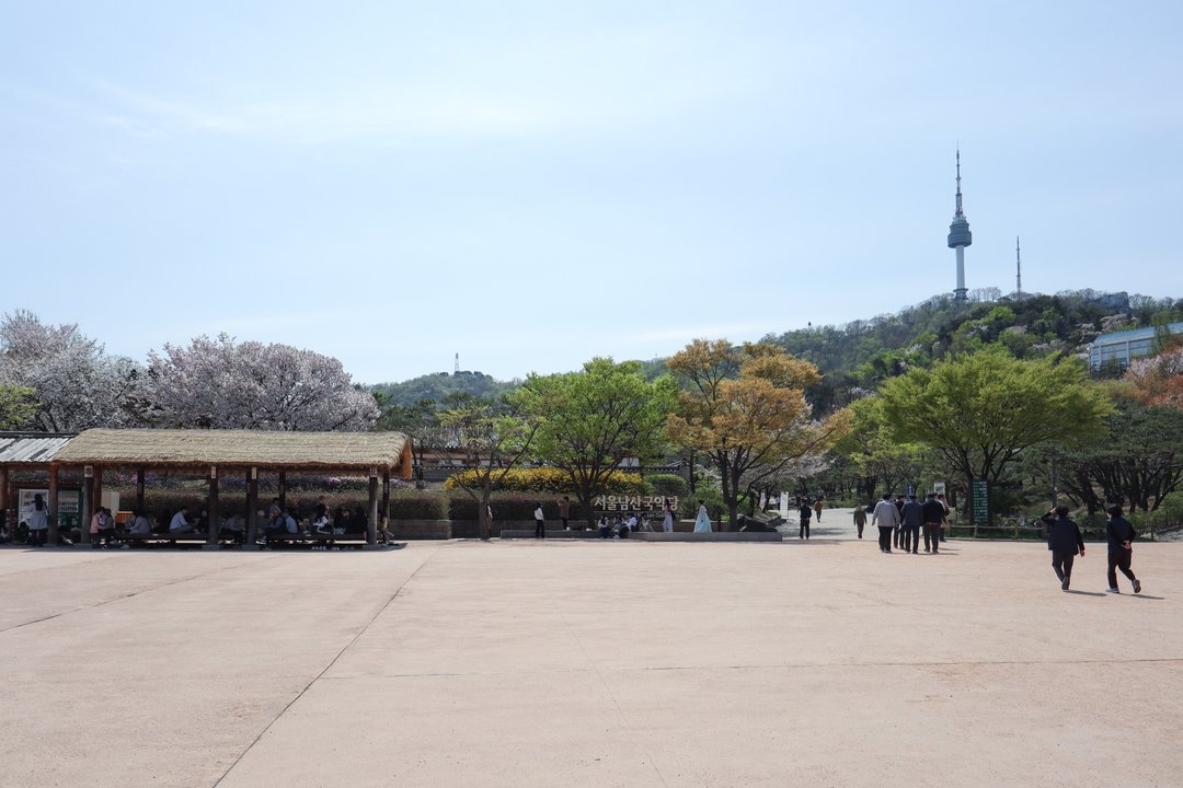 Hur Jun | Namsangol Hanok Village — Five Houses and a Stream Below Namsan
