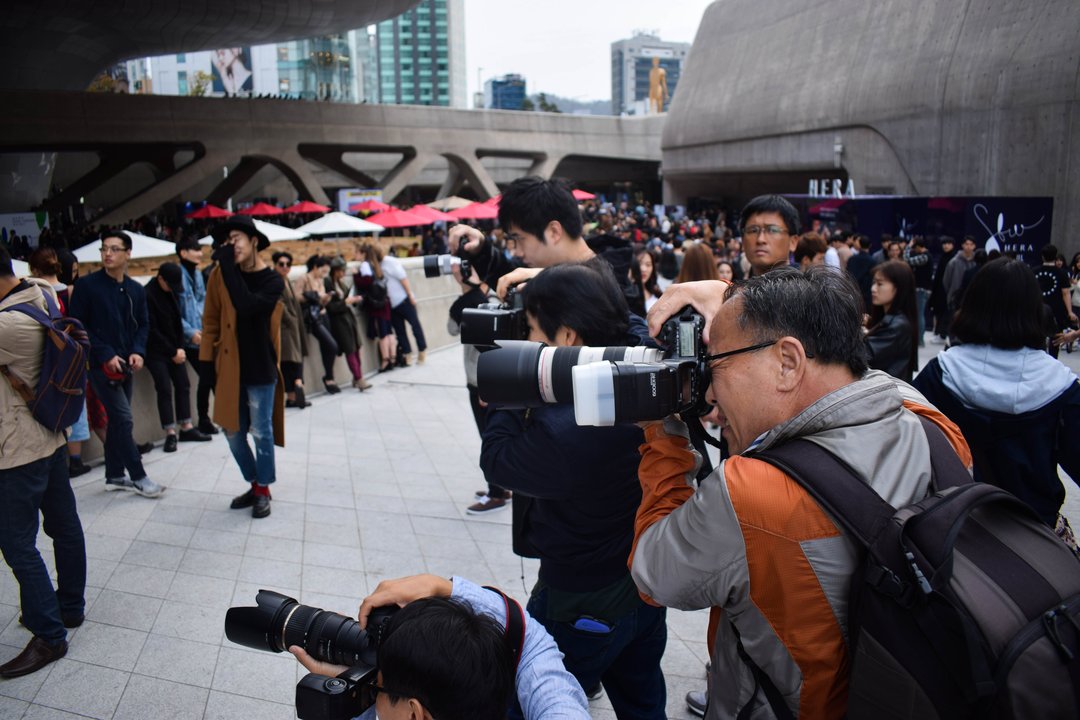 Record of Youth|Dongdaemun Design Plaza — After the Show the Bags Still Need Carrying